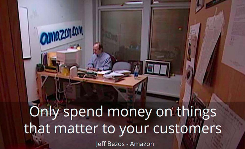 Jeff Bezos van Amazon aan zijn bureau in 1999